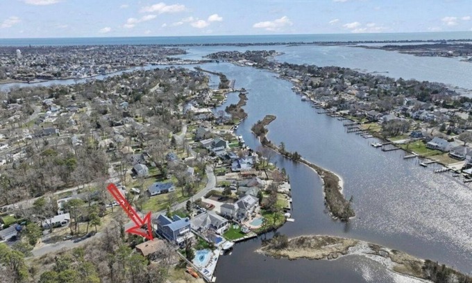 Brick Maison | Cozy 4BR Lagoon Cottage, King Bed, Hot Tub, Game Room, Gym, Family Fun, kayaks