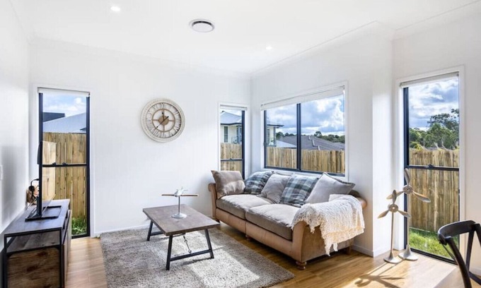 Calamvale Maison | Cozy 4BR Retreat: Workspace Near Shops & Highways