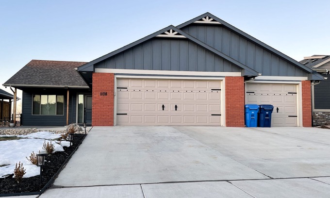 Sioux Falls Maison | Cozy 4King bed+3Bath near Downtown&Airport open concept Scenic backyard view