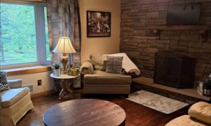 Holly Maison | Cozy 5 bedroom home in Holly MI