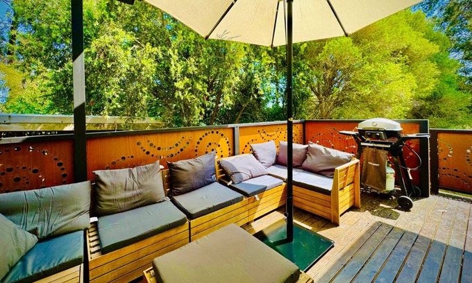 Ashwood Maison | Cozy 5 BR Parkside Home | King Bed + Rumpus