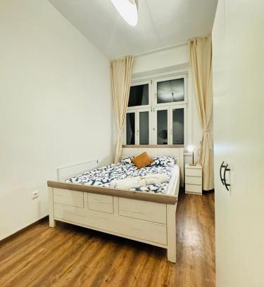 Liesing Appartement | Cozy 5 BR Shared Apartment for 10P 10-Min to Kaufpark Alterlaa