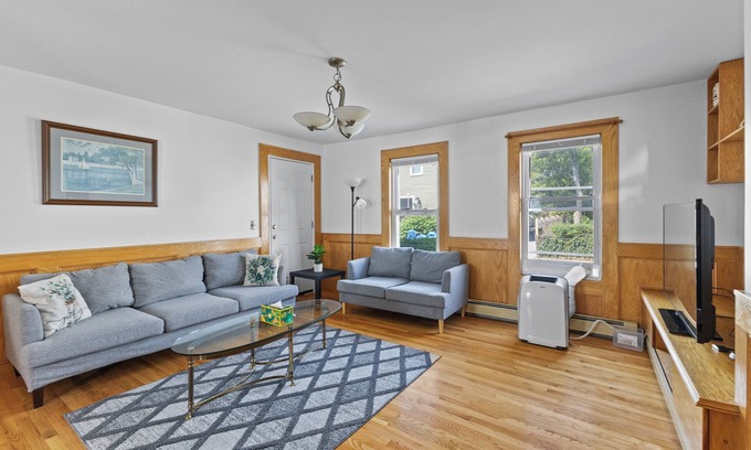 Malden Maison | Cozy 6 bedroom Entire house in Malden with free parking and WIndow AC