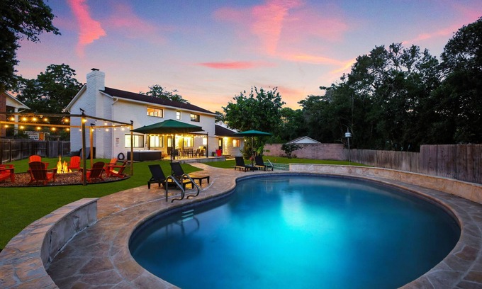 Castle Hills Maison | Cozy 6-bedroom house with Pool, Game Room, Fire Pit ,Hot Tub, Mini Golf