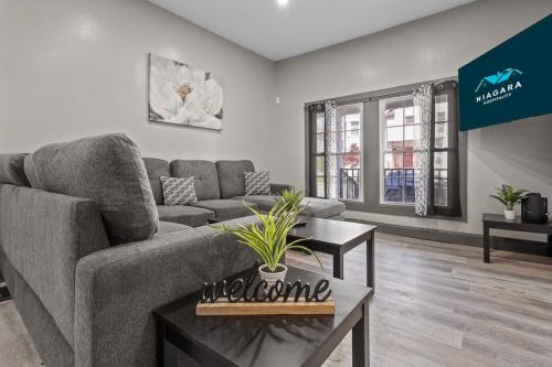 Downtown Niagara Falls Maison | Cozy 6BR 2 Bath close to Falls & Casino
