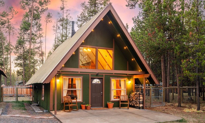 Oregon Water Wonderland Cabine | Cozy A frame cabin near the Deschutes River.