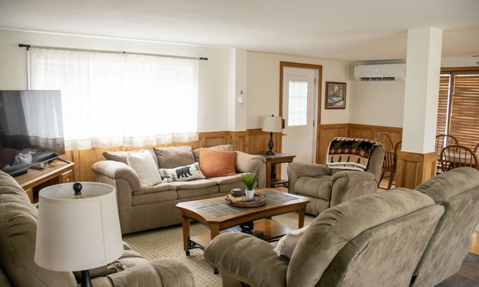 Speculator Maison | Cozy ADK Home with Lake & Snowmobiling Trail Access