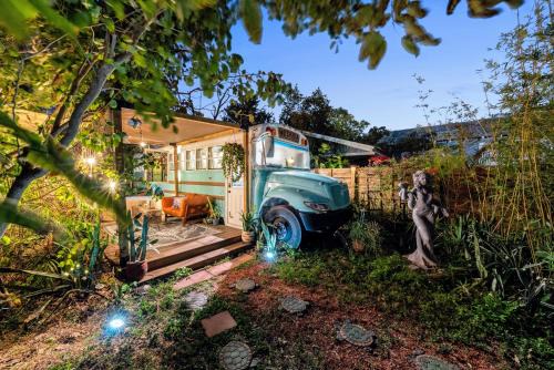 Tampa Maison | Cozy AF Medusa the Bus-Lux