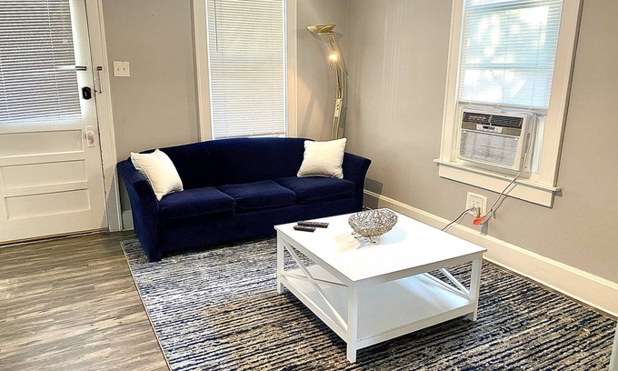 Alton Appartement | Cozy Alton Apartment. Quiet Neighborhood, but close enough to a lot of fun!