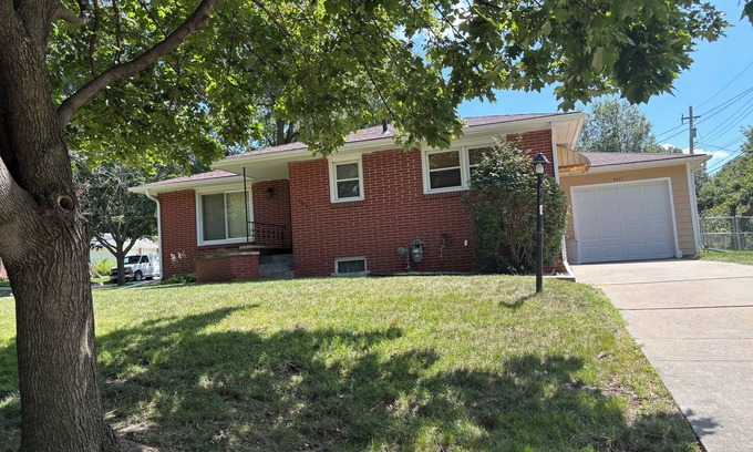 Lincoln Lit Et Petit-Déjeuner | Cozy and clean two bedroom home.Full bath. Coffee and rolls waiting for you.