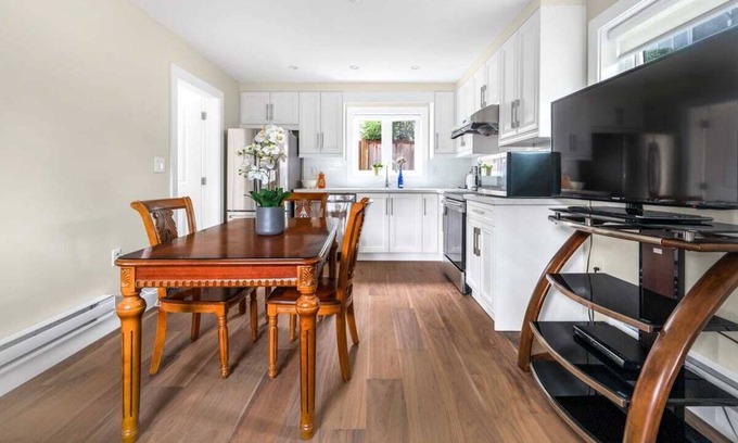 West Point Grey Maison | Cozy and Convenient 2BR Home near Kitsilano Beach