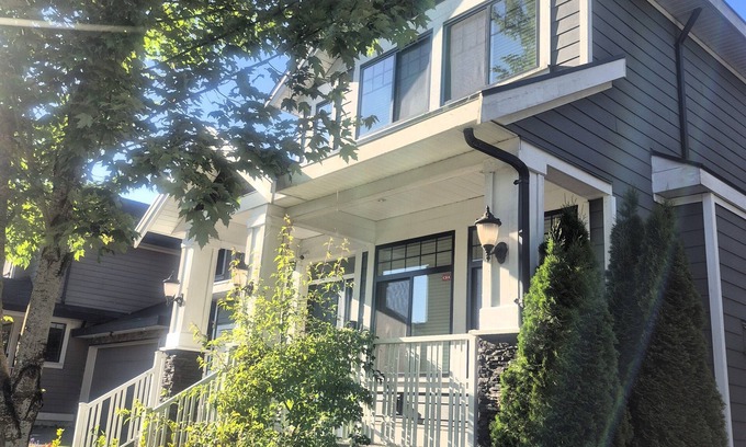 Guildford Maison | Cozy and Homey 2 BR Suite, 5 minutes to Highway 1 entrance.