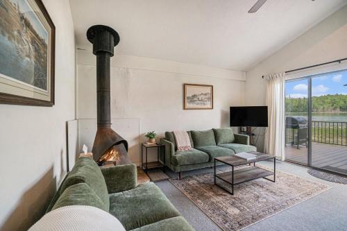 Gaylord Maison | Cozy and Newly Updated Townhouse on Lake Martin