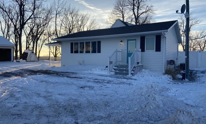 Cottonwood County Autre | Cozy and quaint farmhouse on an acreage