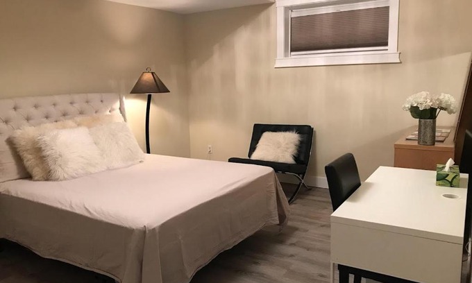 Signal Hill Maison | Cozy and Quiet Room with Private Bathroom