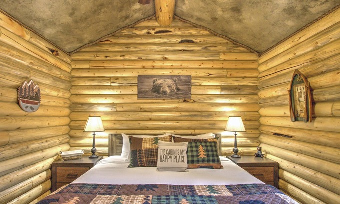 Lazy Acres Cabine | Cozy and Rustic "Bear Themed" Cabin~private pond and 7 miles to YNP entrance!