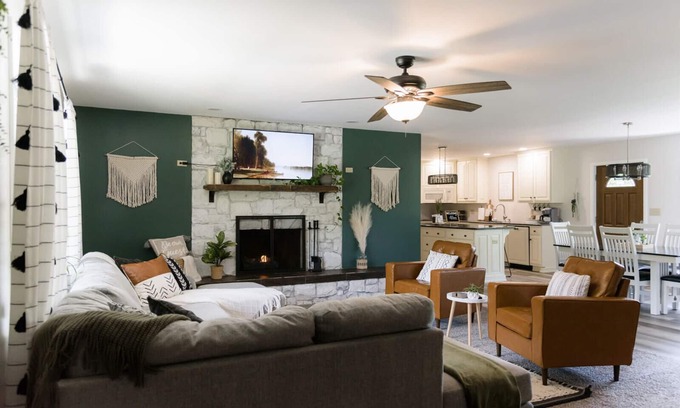 Halifax Maison | Cozy and secluded getaway with hot tub & fireplace