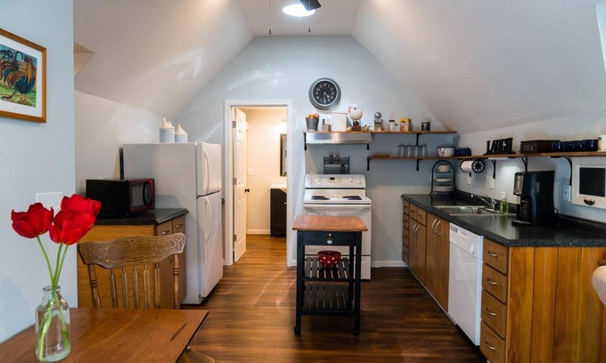 Newberg Appartement | Appartement neuf confortable et spacieux dans une maison historique au coeur de Newberg