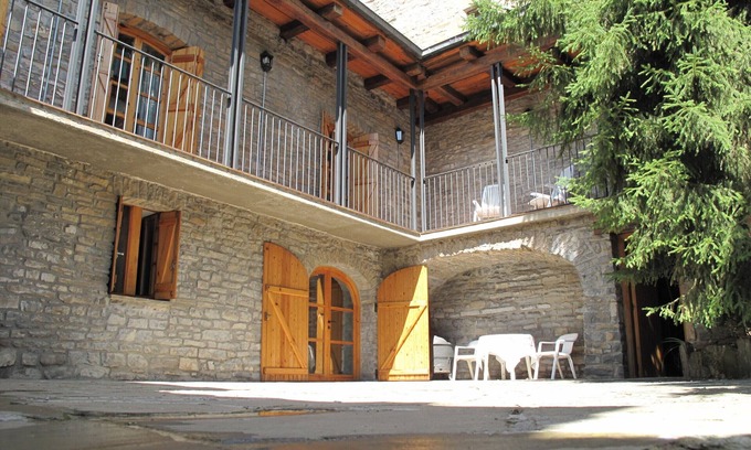 Biescas Maison | Casa Rural Biescas confortable et ensoleillé avec des chimineas,
