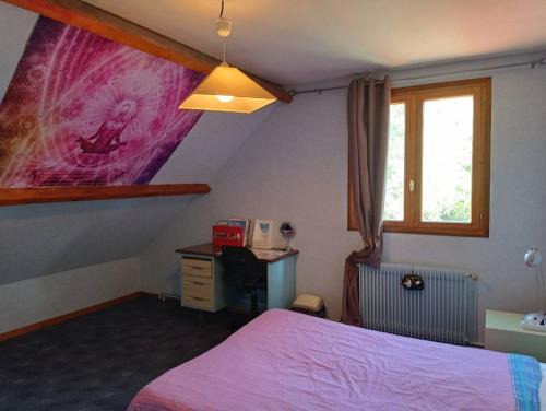 Fruges Maison | Cozy and tranquil double room with large desk