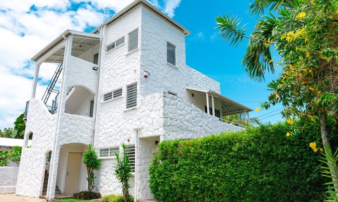 Pointe aux Canonniers Appartement | Cozy Apartment, 5 minutes walk from amazing beach.