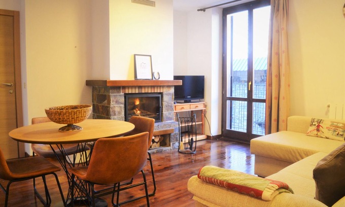 Esterri D'Aneu Appartement | Cozy apartment with a big fireplace