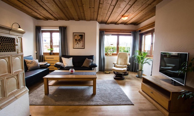 Rimsting Appartement | Appartement confortable dans un endroit très calme avec terrasse. Poêle en faïence près de Chiemsee