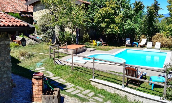 Mulazzo Appartement | Cozy apartment in small hamlet, with pool and views of the Apuan Alps