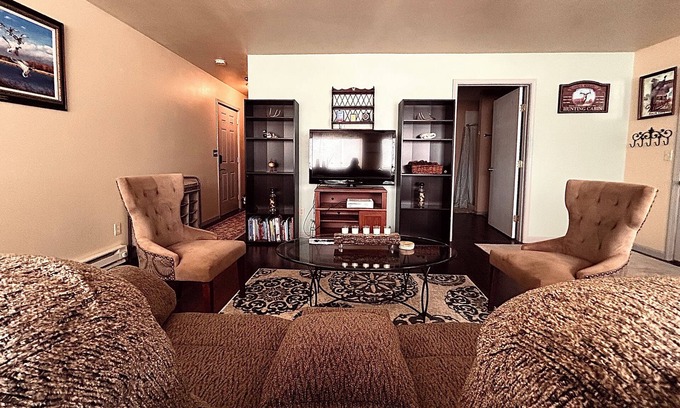 Colville Appartement | Cozy apartment nestled in the hills of Kettle Falls overlooking Lake Roosevelt.