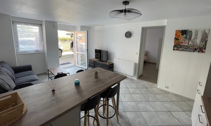 Champagnole Appartement | Cozy apartment on the ground floor with private square