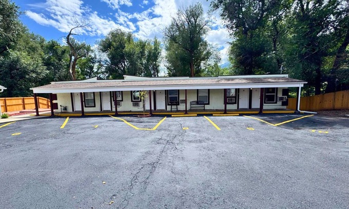 West Colorado Springs Appartement | Cozy apartment/studio with AC in Colorado Springs