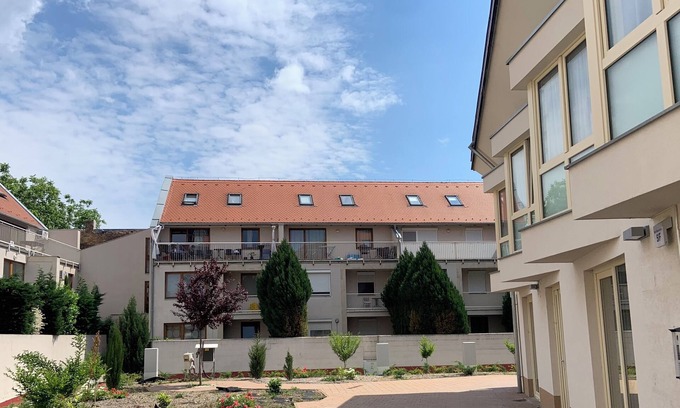 Pecs Appartement | Cozy apartment with 1 bedroom and AC, WiFi in welcoming Pécs