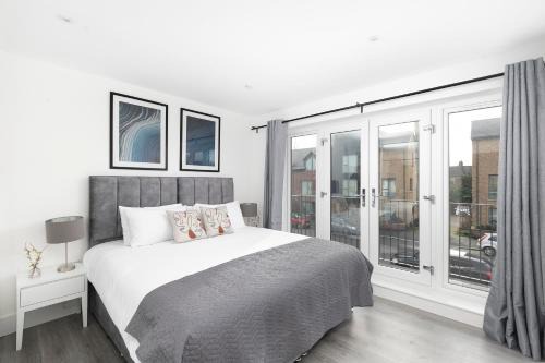 Enfield Appartement | CoZy Apartments With King Size Beds Near Enfield Town & Chase Farm Train Stations With Wifi and Parking