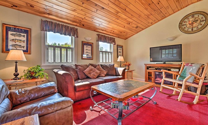 Moscow Appartement | Cozy Apt w/ Hot Tub & Deck, 10 Mi to Stowe Resort!