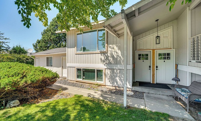 Tri-Cities Maison | Cozy Apt w/Private Deck, 2 Mi to Toyota Center!