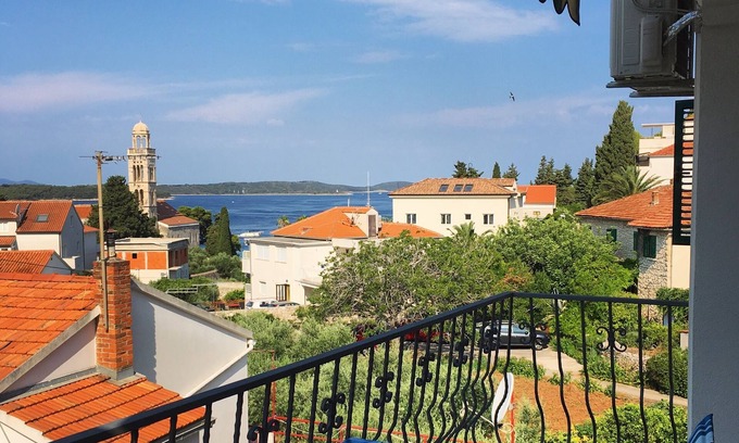 Hvar Appartement | Apt confortable avec un balcon avec vue sur la mer, quartier calme, proche du centre de Hvar + parking