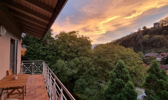 Toster Appartement | Cozy balcony apartment for 4 people with a view of the castle & mountains