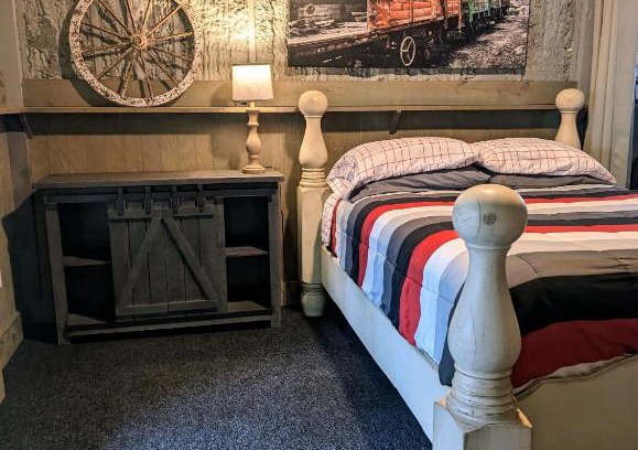 Montgomery Maison | Cozy Barn with Pool Access & Near Lake Conroe