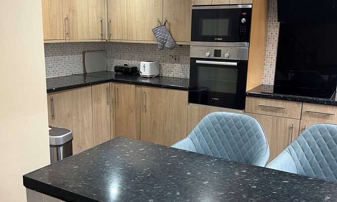 Basildon Maison | Cozy Basildon Retreat with 3 Bedrooms free parking