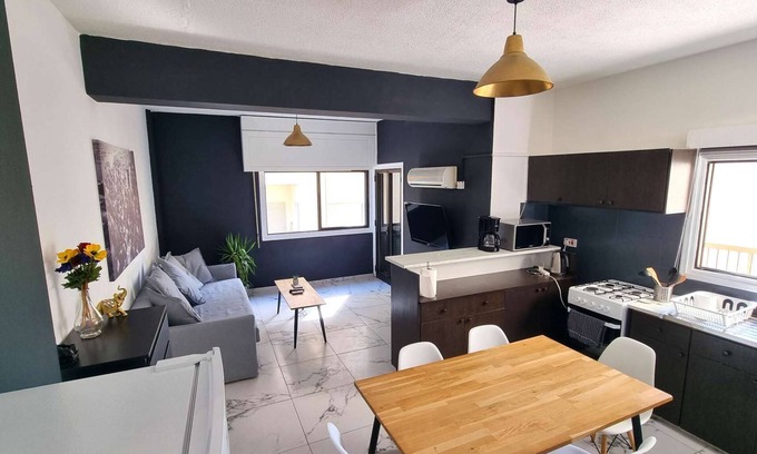 Larnaca Appartement | Cozy Beach Apt / 100 MBit+ Netflix / Near Airport
