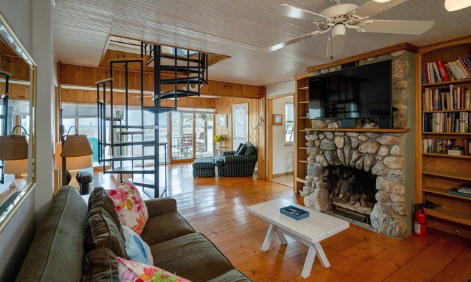 Bluffton Cottage | Cozy Beach Cottage w/ Amazing Lake Views, Beach