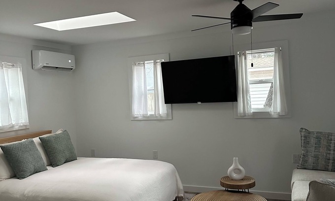 Yaupon Beach Appartement | Cozy beach studio within walking distance to the beach.
