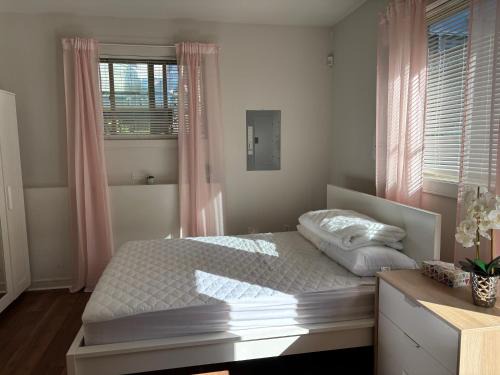 Hollyburn Maison | Cozy Bedroom Near Beach, Stanley Park, Cypress Mountain, Downtown Vancouver