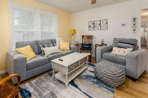 Mount Vernon Maison | Cozy Bee Hive- Cheerful Stay Near Town