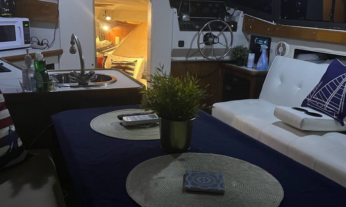 Downtown Fort Lauderdale Location De Bateaux | Cozy boat right on "Las Olas" 10 min walk to the beach