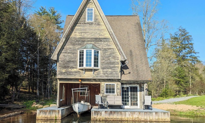 Nisbet Maison | Cozy Boathouse On the Water