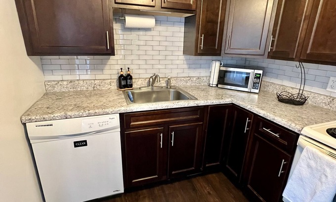 Sassamansville Appartement | Cozy boho charm! Close to town with ALOT to do!