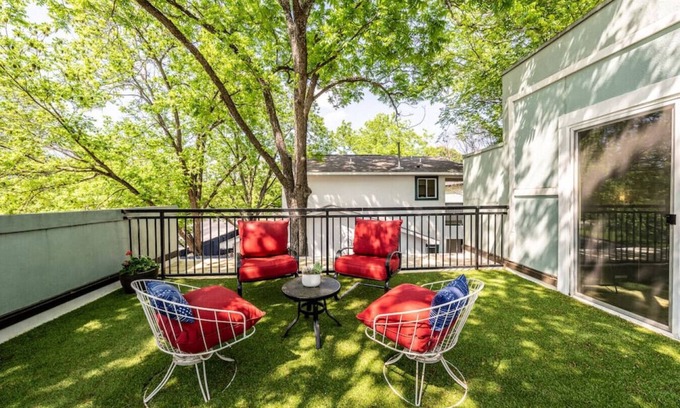Brentwood Maison | Cozy Boho Guesthouse + Rooftop Deck in the Trees