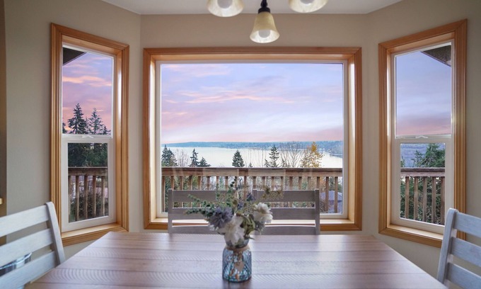 Navy Yard City Maison | Cozy Bremerton Home with Water Views