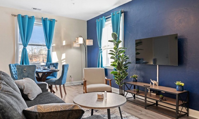 East Liberty Appartement | Cozy & Bright King Bed Suite w/Free Parking!